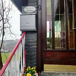 Am Denkmal *