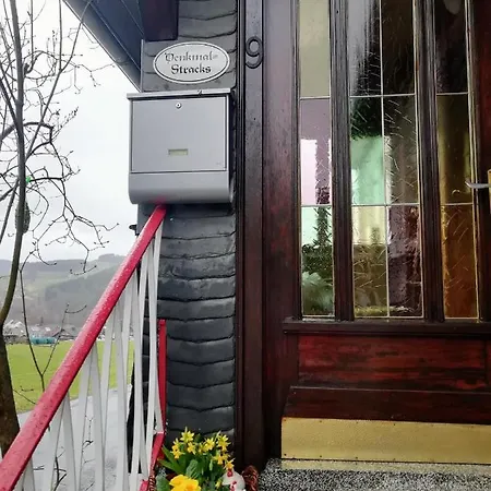 Am Denkmal *